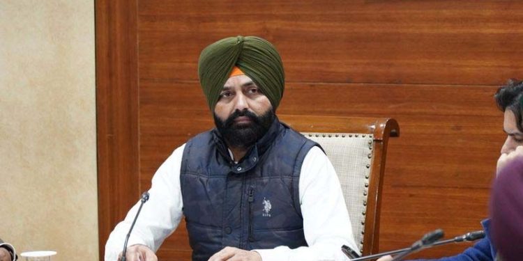 Gagandeep Randhawa Suicide Case: ਪੀੜਤ ਪਰਿਵਾਰ ਵੱਲੋਂ ਭੁੱਲਰ ਦੇ ਪਰਿਵਾਰ ‘ਤੇ ਸਮਝੌਤੇ ਲਈ ਦਬਾਅ ਪਾਉਣ ਦਾ ਦੋਸ਼