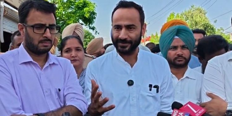 ‘ਆਪ’ ਸੰਸਦ ਮੈਂਬਰ ਮੀਤ ਹੇਅਰ ਦਾ Raghav Chadha ਨੂੰ ਜਵਾਬ,  ‘ਕਿਸੇ ਡਰਾਵੇ ਅੱਗੇ ਨਹੀਂ ਝੁਕਾਂਗੇ’