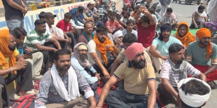 ਨੌਜਵਾਨ ਨੂੰ ਜ਼ਬਰਦਸਤੀ ਨਸ਼ੇ ਦਾ ਟੀਕਾ ਲਗਾ ਕੇ ਮਾਰਨ ਦਾ ਦੋਸ਼; ਪਿੰਡ ‘ਚ ਨਸ਼ਾ ‘ਖੰਡ ਵਾਂਗ’ ਵਿੱਕਣ ਦਾ ਕੀਤਾ ਦਾਅਵਾ
