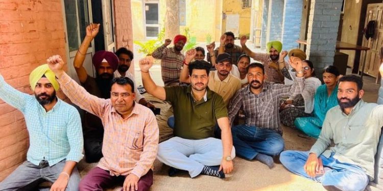 Punjab News: ਪਰਿਸ਼ਦ ਤੇ ਸਮਿਤੀ ਮੁਲਾਜ਼ਮਾਂ ਵੱਲੋਂ ਤਨਖ਼ਾਹਾਂ ਦੀ ਅਦਾਇਗੀ ਲਈ ਕਾਨੂੰਨੀ ਲੜਾਈ ਸ਼ੁਰੂ