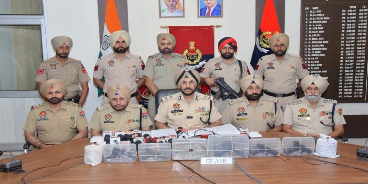 ਸਰਹੱਦ ਪਾਰ ਹਥਿਆਰਾਂ, ਨਸ਼ੀਲੇ ਪਦਾਰਥਾਂ ਤੇ ਹਵਾਲਾ ਨੈੱਟਵਰਕ ਨਾਲ ਜੁੜੇ ਛੇ ‘ਚੋਂ ਇਕ ਅਫਗਾਨ ਨਾਗਗਿਰ ਗ੍ਰਿਫ਼ਤਾਰ; 1 ਕਿਲੋ ਹੈਰੋਇਨ, 5 ਪਿਸਤੌਲ, 5 ਲੱਖ ਰੁਪਏ ਦੀ ਨਸ਼ੀਲੀ ਦਵਾਈ ਬਰਾਮਦ