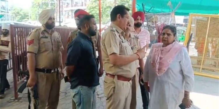 SSP ਵਰੁਣ ਸ਼ਰਮਾ ਦੇ ਨਿਰਦੇਸ਼ਾਂ ’ਤੇ ਮੰਦਰ ਕੰਪਲੈਕਸ ’ਚ ਭਾਰੀ ਫੋਰਸ ਤਾਇਨਾਤ; ਸ਼ਰਧਾਲੂਆਂ ਦੀ ਚੈਕਿੰਗ ਤੇ CCTV ਨਿਗਰਾਨੀ ਸਖ਼ਤ