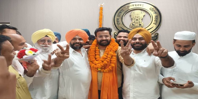 ਬਰਨਾਲਾ ਦੀ ਸਿਆਸਤ ‘ਚ ਇਤਿਹਾਸਕ ਫੇਰਬਦਲ: ਪਟਵਾਰੀ ਤੋਂ ਓਐਸਡੀ ਬਣੇ ਹਸਨਪ੍ਰੀਤ ਭਾਰਦਵਾਜ ਦੇ ਸਿਰ ਸਜਿਆ ਮੇਅਰ ਦਾ ਤਾਜ; ਨਗਰ ਨਿਗਮ ਦੇ ਬਣੇ ਪਹਿਲੇ ਪ੍ਰਧਾਨ