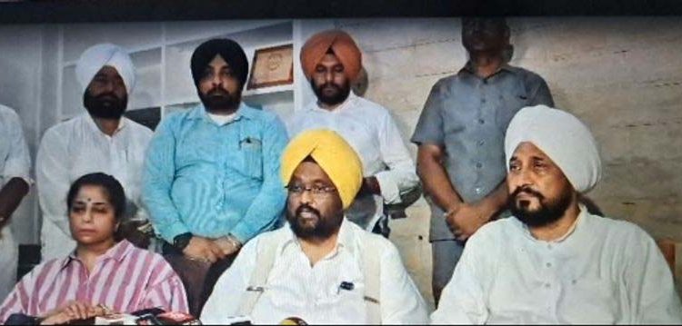 Channi ਦੀ ਪਿੱਠ ‘ਤੇ ਆਇਆ ਬੂਟਾ ਸਿੰਘ ਦਾ ਪਰਿਵਾਰ; CM ਦਾ ਚਿਹਰਾ ਐਲਾਨਣ ਦੀ ਕੀਤੀ ਮੰਗ