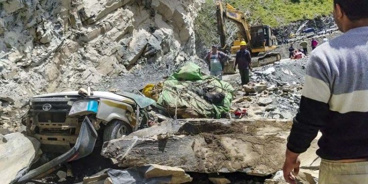 Himachal Landslide: ਹਿਮਾਚਲ ਪ੍ਰਦੇਸ਼: ਟੈਕਸੀ ’ਤੇ ਢਿੱਗਾਂ ਡਿੱਗੀਆਂ; 13 ਹਲਾਕ