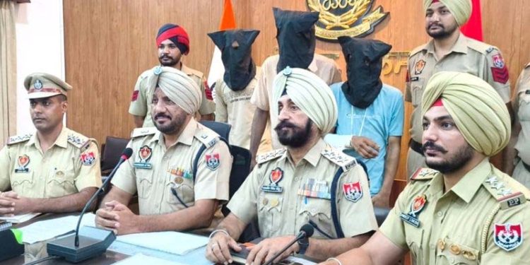 Sangrur: ਪੁਲੀਸ ਵੱਲੋਂ ਲੁੱਟ-ਖੋਹ ਕਰਨ ਵਾਲੇ ਗਰੋਹ ਦੇ 3 ਮੈਂਬਰ ਕਾਬੂ; ਨਕਦੀ, ਮੋਟਰਸਾਈਕਲ ਅਤੇ ਤੇਜ਼ਧਾਰ ਹਥਿਆਰ ਬਰਾਮਦ