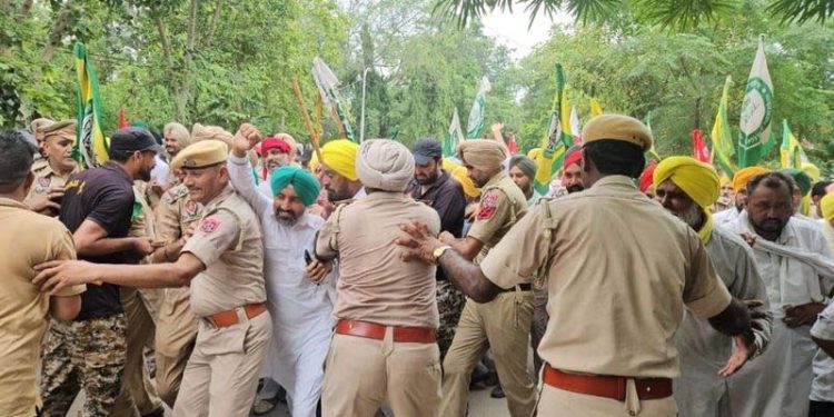 Mansa Jail Bharo: ਜੇਲ੍ਹ ਭਰੋ ਅੰਦੋਲਨ ਨੂੰ ਲੈ ਕੇ ਜਥੇਬੰਦਕ ਆਗੂਆਂ ਅਤੇ ਪੁਲੀਸ ਦਰਮਿਆਨ ਧੱਕਾ-ਮੁੱਕੀ