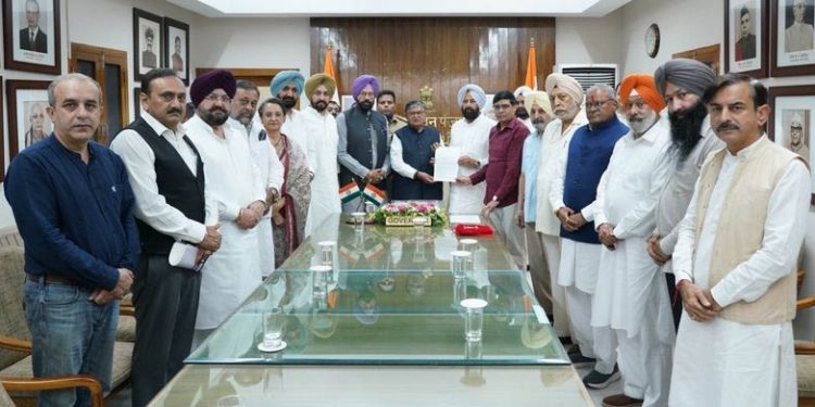 ਨਸ਼ਾ ਤਸਕਰੀ ਅਤੇ ਤਸ਼ੱਦਦ ਮਾਮਲਾ: ਕੇਵਲ ਢਿੱਲੋਂ ਦੀ ਅਗਵਾਈ ’ਚ ਵਫ਼ਦ ਨੇ ਰਾਜਪਾਲ ਨਾਲ ਮੁਲਾਕਾਤ ਕਰ CBI ਜਾਂਚ ਦੀ ਕੀਤੀ ਮੰਗ