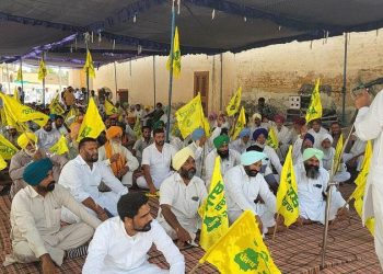 ਪ੍ਰਸਤਾਵਿਤ ਮਾਲਵਾ ਨਹਿਰ ਦੇ ਵਿਰੋਧ ਵਿੱਚ ਗੁਰਮੀਤ ਖੁੱਡੀਆਂ ਦੀ ਰਿਹਾਇਸ਼ ਦੇ ਬਾਹਰ ਕਿਸਾਨਾਂ ਦਾ ਪ੍ਰਦਰਸ਼ਨ