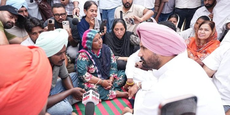 ‘ਆਪ’ ਸਰਕਾਰ ਨੇ ਗੁਲਜ਼ਾਰ ਸਿੰਘ ਦੇ ਪਰਿਵਾਰ ਨੂੰ ਨੌਕਰੀ ਨਹੀਂ; ਸਿਰਫ਼ ਸਿਫ਼ਾਰਸ਼ ਪੱਤਰ ਦਿੱਤਾ: ਰਾਜਾ ਵੜਿੰਗ