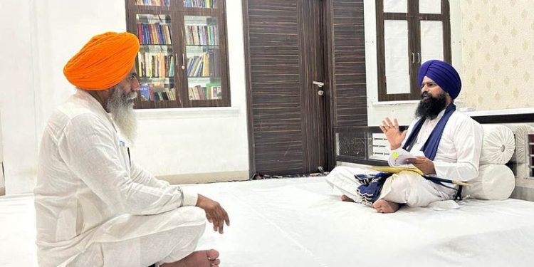 Punjab News: ਅਕਾਲ ਤਖ਼ਤ ਸਾਹਿਬ ਵਿਖੇ ਪੇਸ਼ ਹੋਏ ਸ਼੍ਰੋਮਣੀ ਕਮੇਟੀ ਮੈਂਬਰ ਜਸਵੰਤ ਸਿੰਘ ਪੁੜੈਣ, ਸਪਸ਼ਟੀਕਰਨ ਦਿੱਤਾ